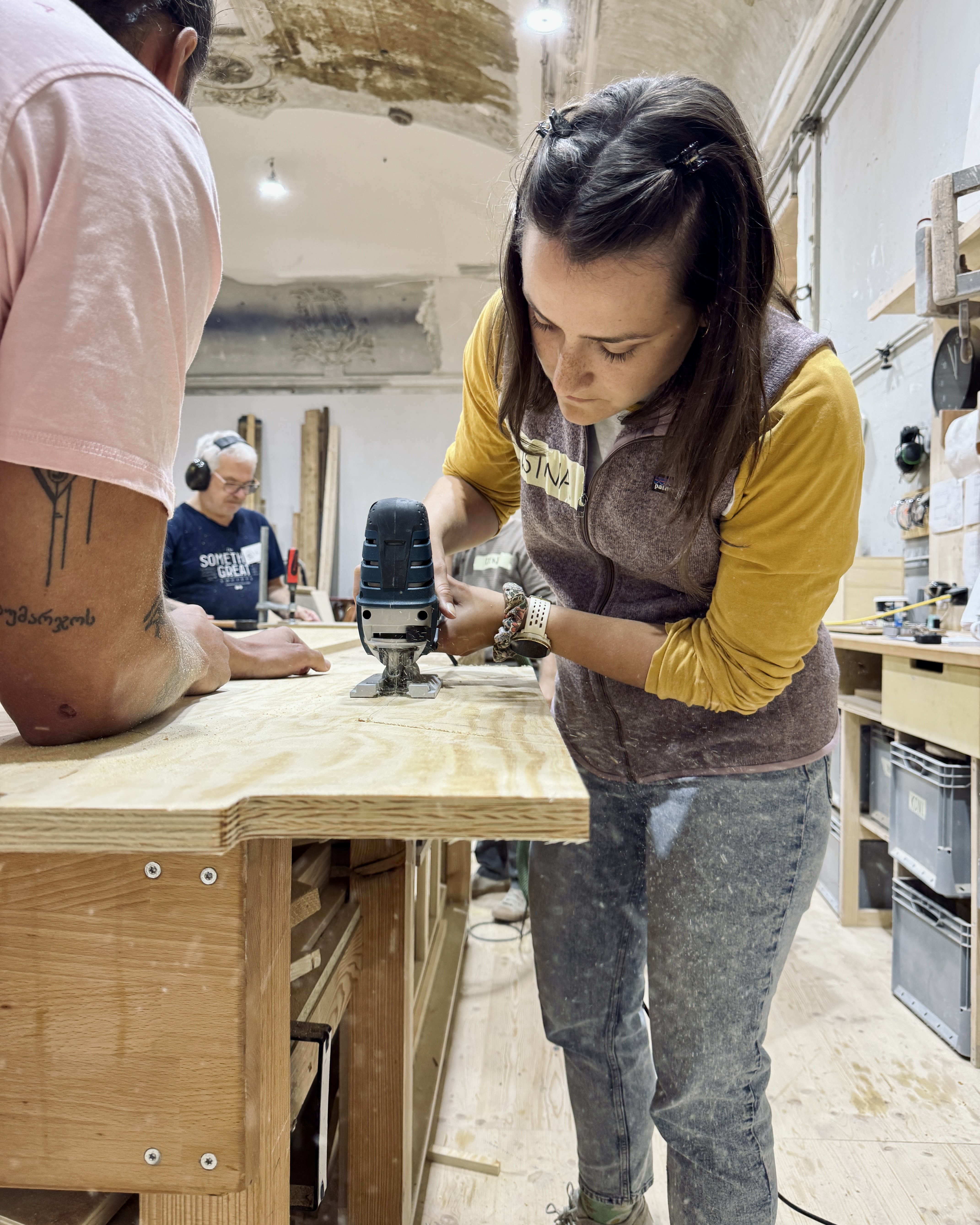 Kursteilnehmerin konzentriert bei der Arbeit