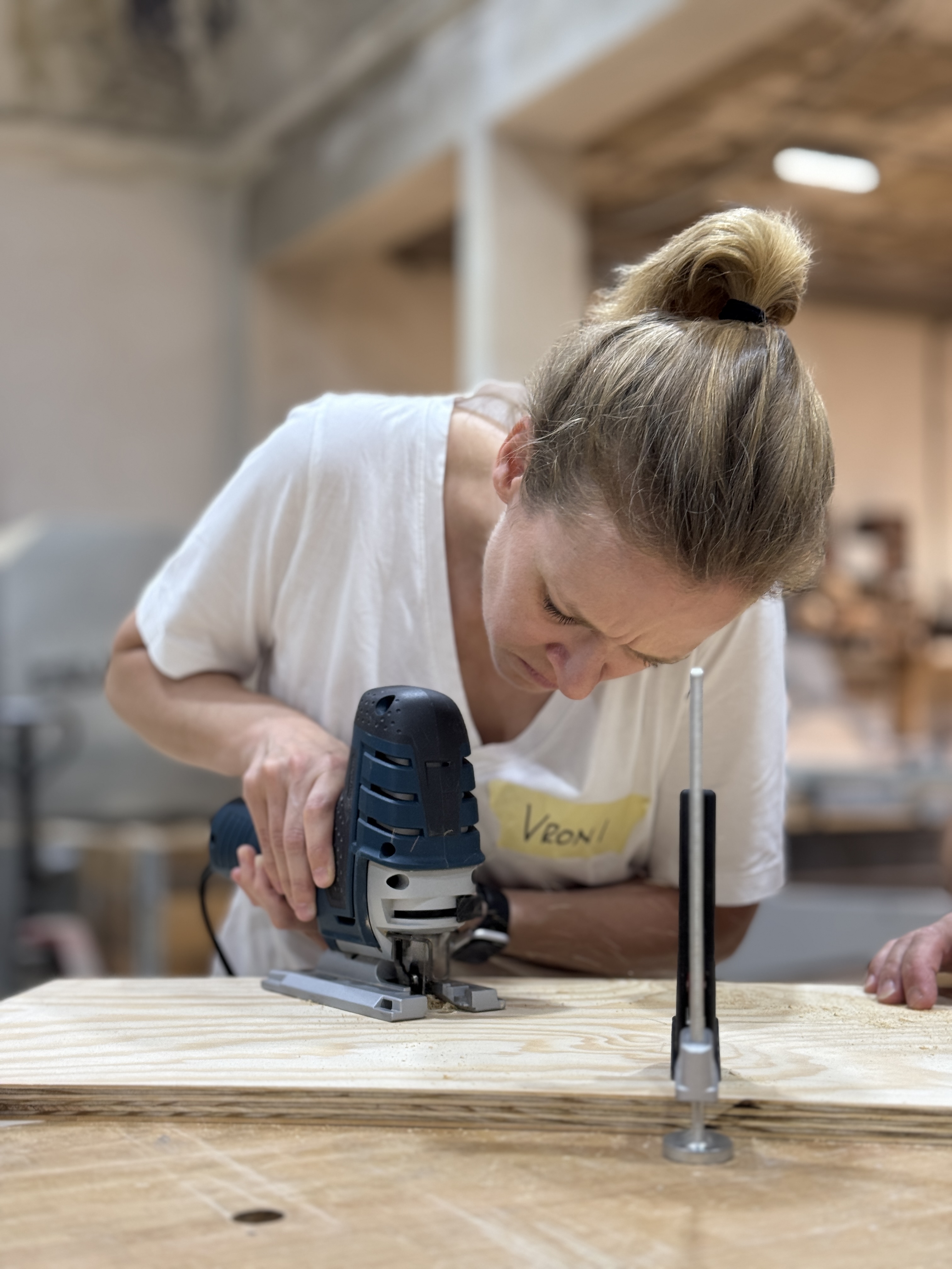 Kursteilnehmerin mit Bosch Professional Stichsäge in der DSGS Werkstatt